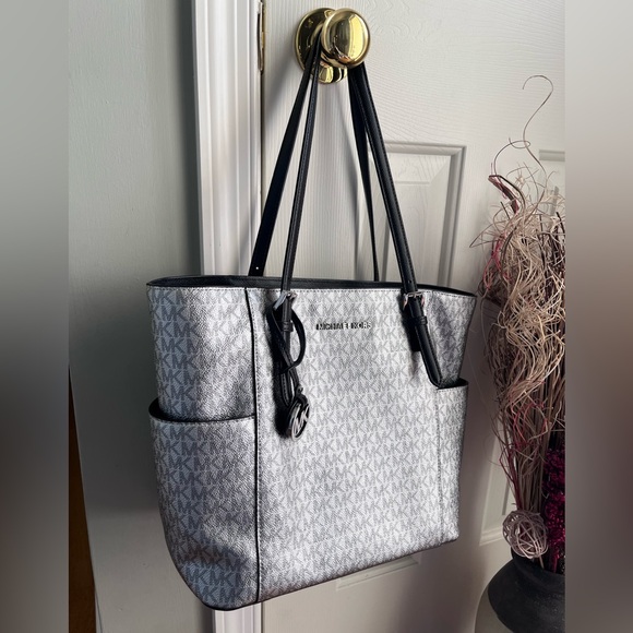 🖤Michael Kors Silver Tote Bag🖤 - Picture 14 of 16
